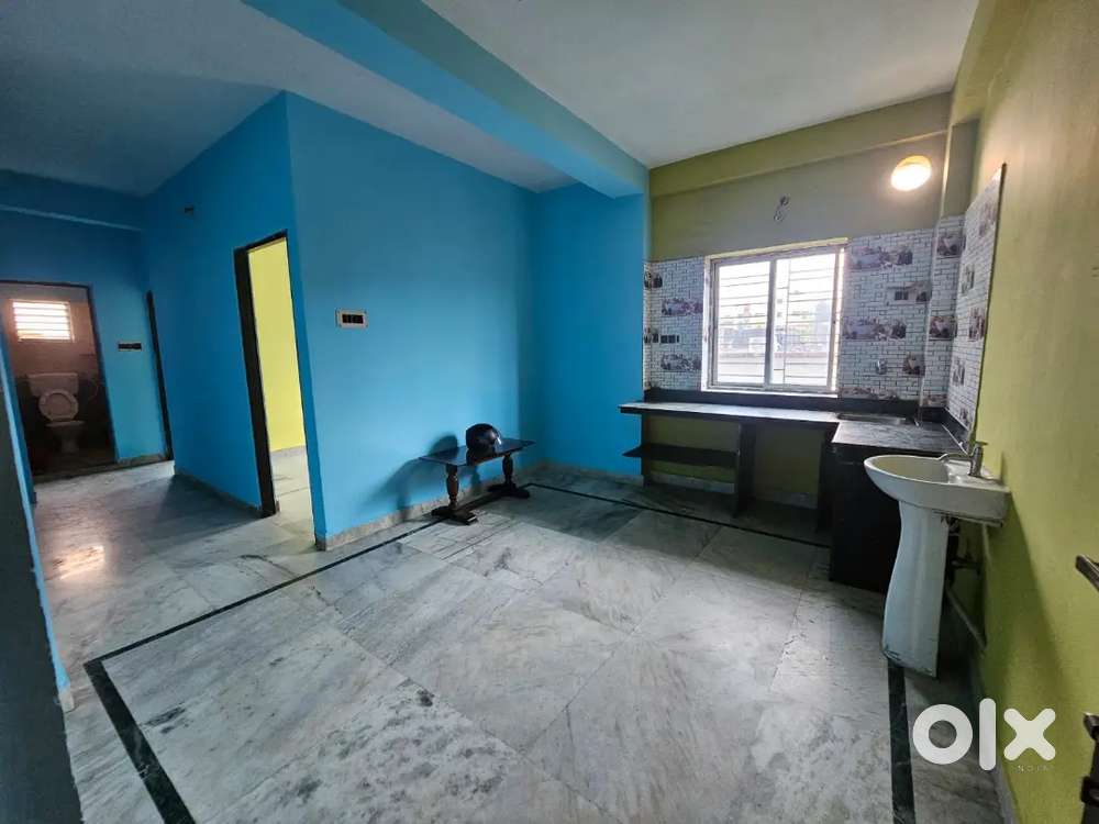 Working bachelor & family friendly 2bhk flat rent in behala chowrasta.