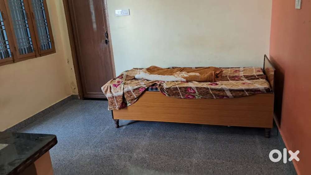 Is single room set with attached bathroom and kitchen 24hrs water