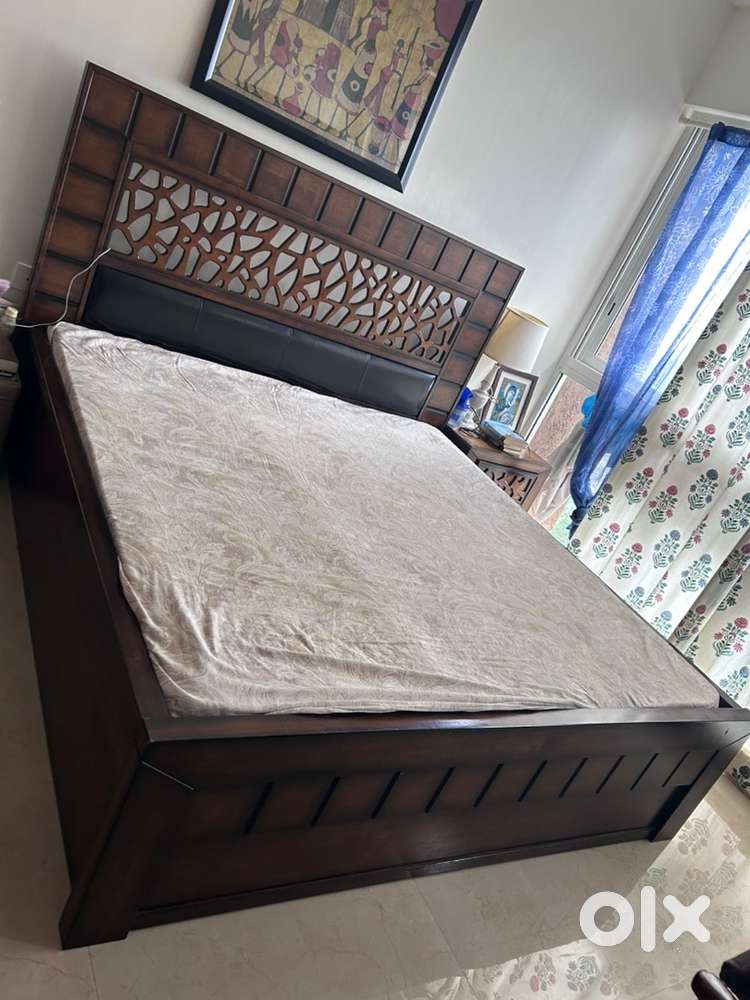 King size homecentre brand  bed wood wiith beautiful design & mattress