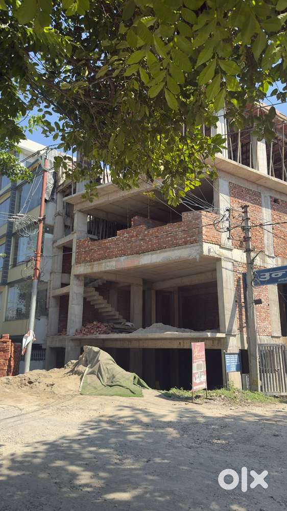 Main road hall/ shop  available for rent