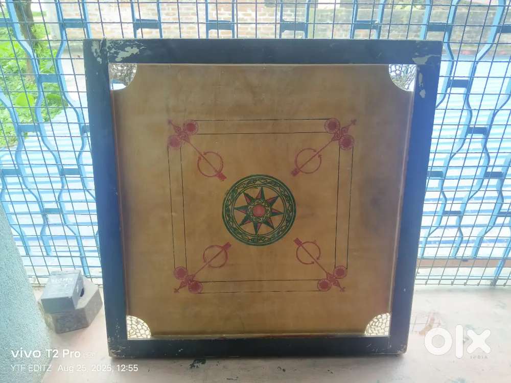Carrom board