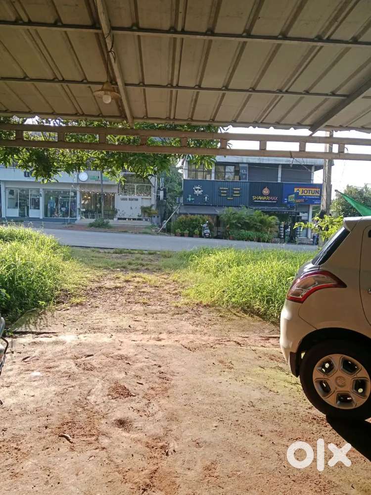 18 Cent land with  house for sale-prime location on SH near perumbilav