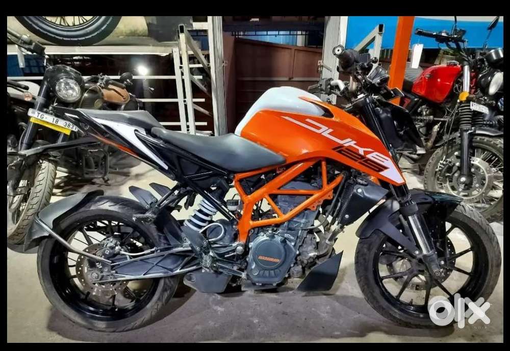 Duke 125 white orange less driven