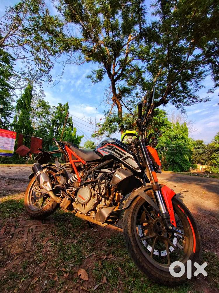 Ktm duke 250 BS6 2022 model black and orange colour