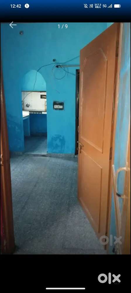 One single room and one latring bathroom