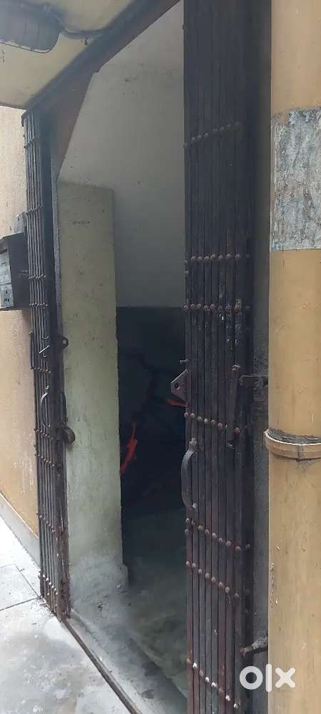 Iron collapsible gate