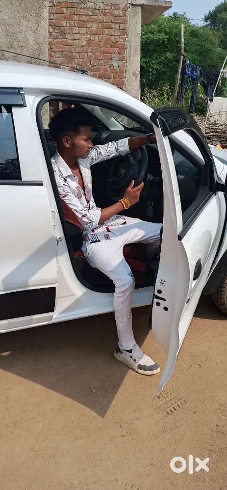 Electronic car repairing mechanic
