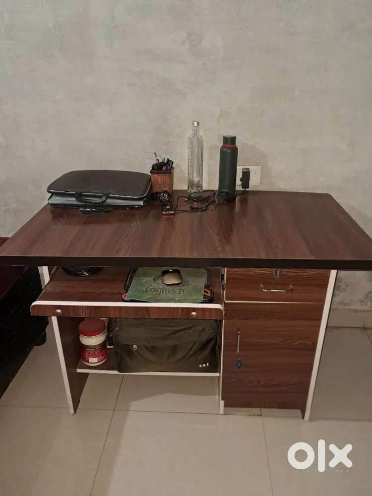 Computer table