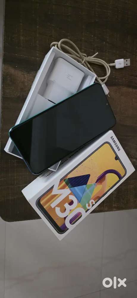 M30S excellent condition, original box and charger