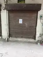 महाराज बाड़े से मात्र 500 मी की दूरी पर दुकान/गोदाम