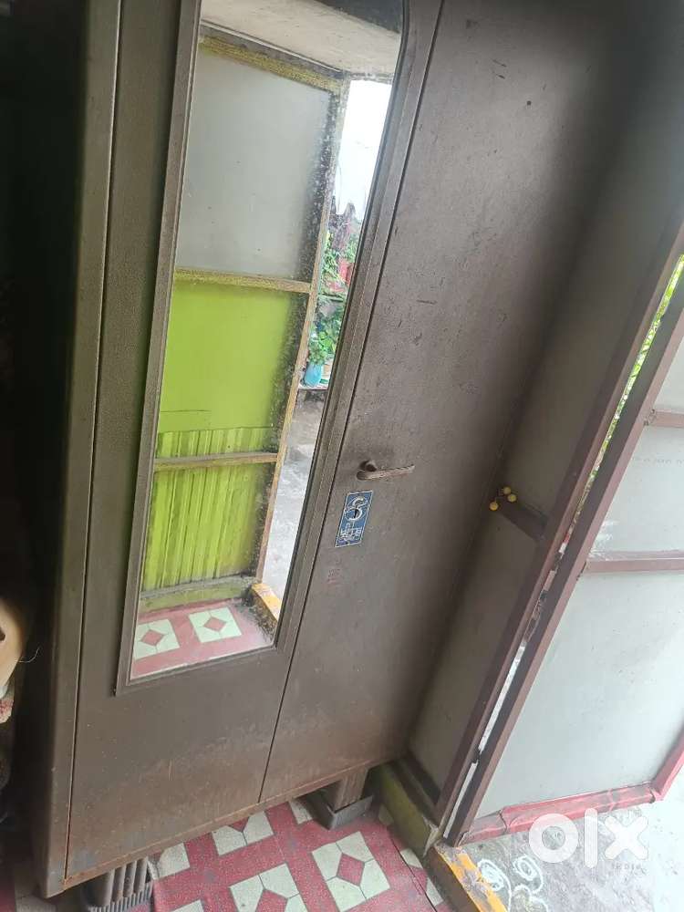 Wardrobe selling at best price