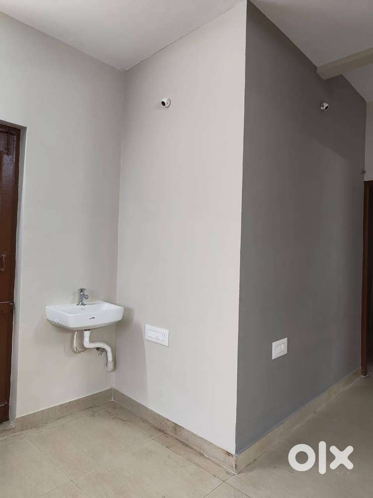 3 BHK Semi-Furnished Apartment for Lease in Varthur – East Facing