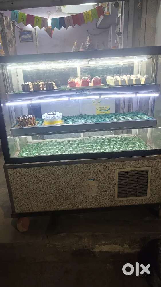 Cake Display and Dfridg