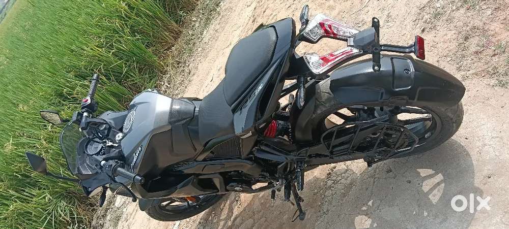 बजाज पल्सर आर एस 200 न्यू है