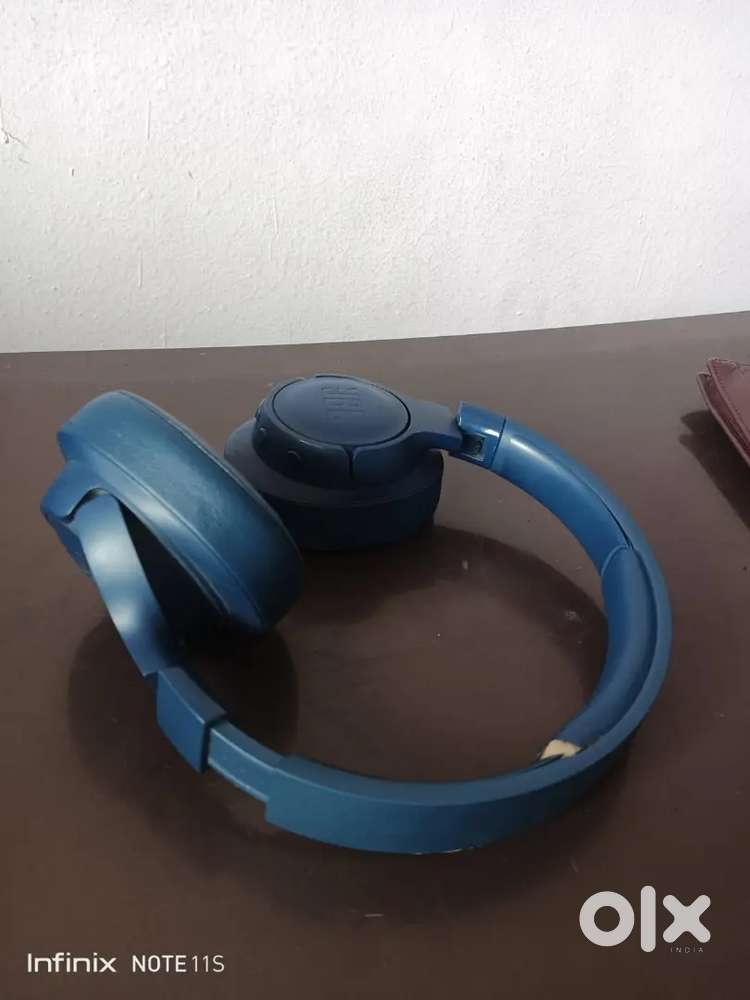 Very good JBL head phone with box and charging1 lead