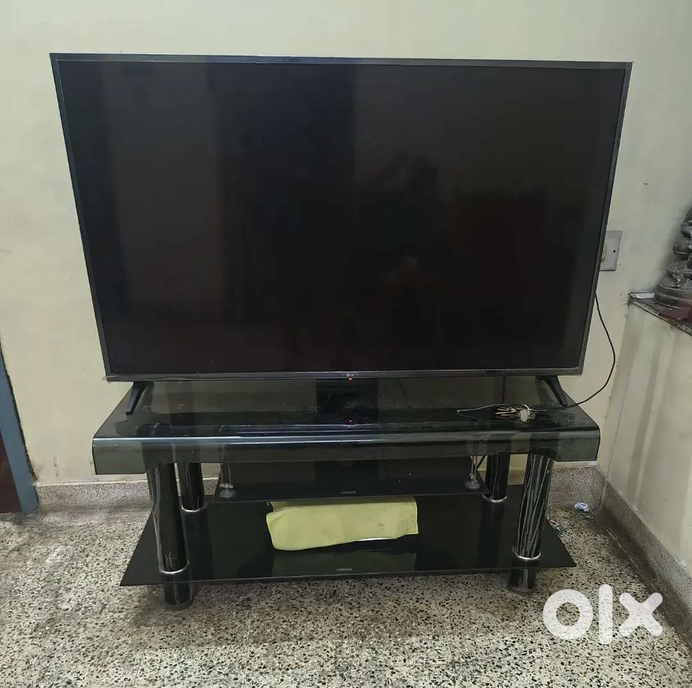 Tv stand glass finish