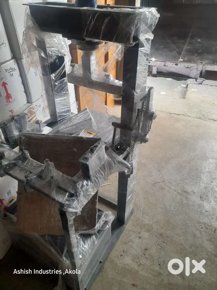 Hydraulic paper plate making machine