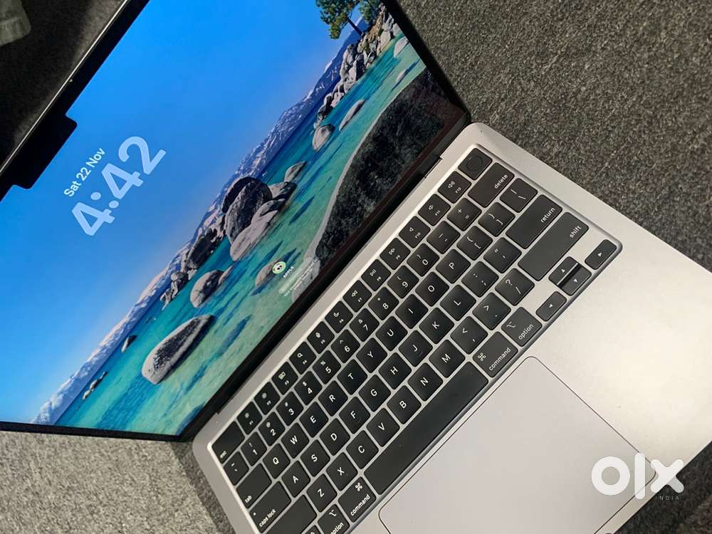 Macbook Air M2/13inch/2022/8GB RAM/512GB SSD/Good working/With Bill