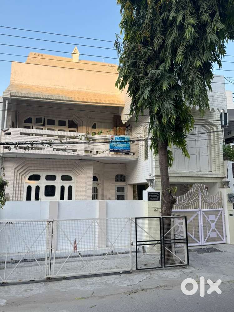 Commercial space for rent-Prime location (sec6 vikas nagar main road)