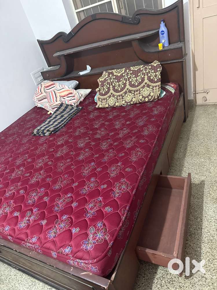 Sparingl used kig size cot with head storage and matress