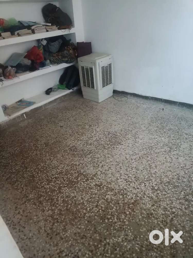 2 bhk independent flat and isme hi 1 room avilable hai