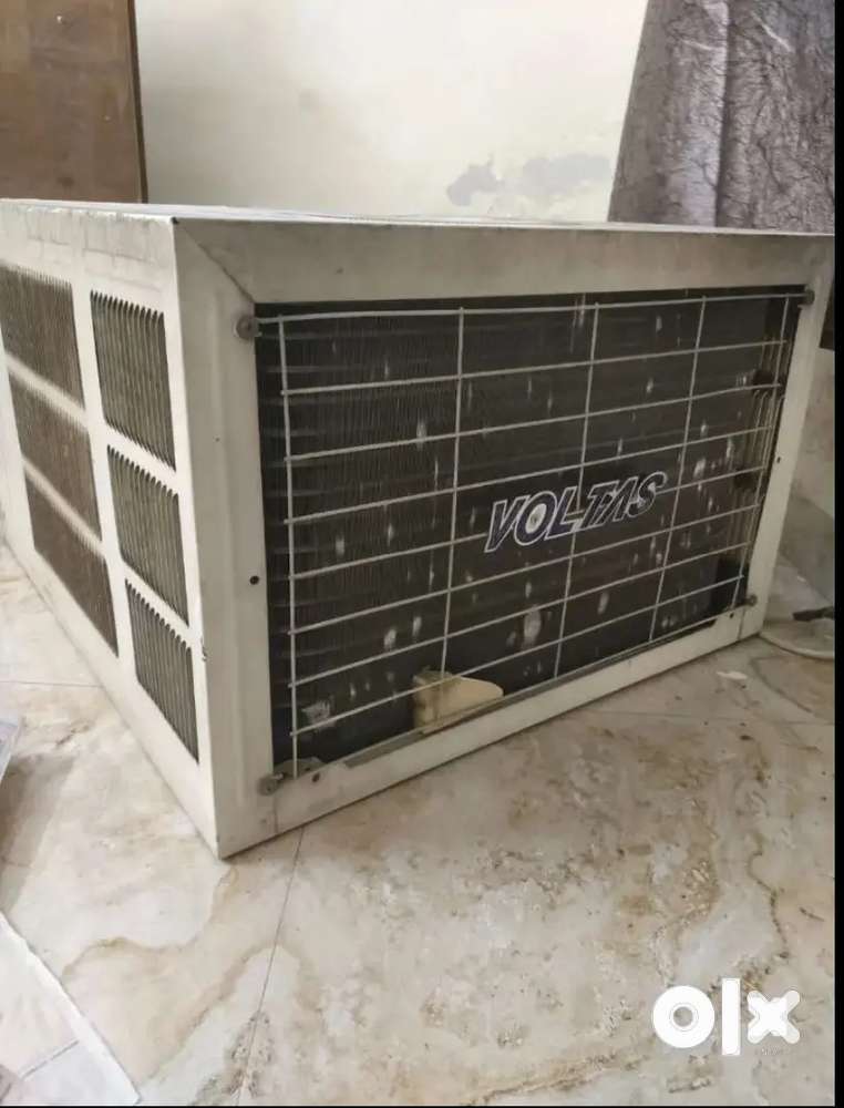 1.5 ton AC very good condition mai