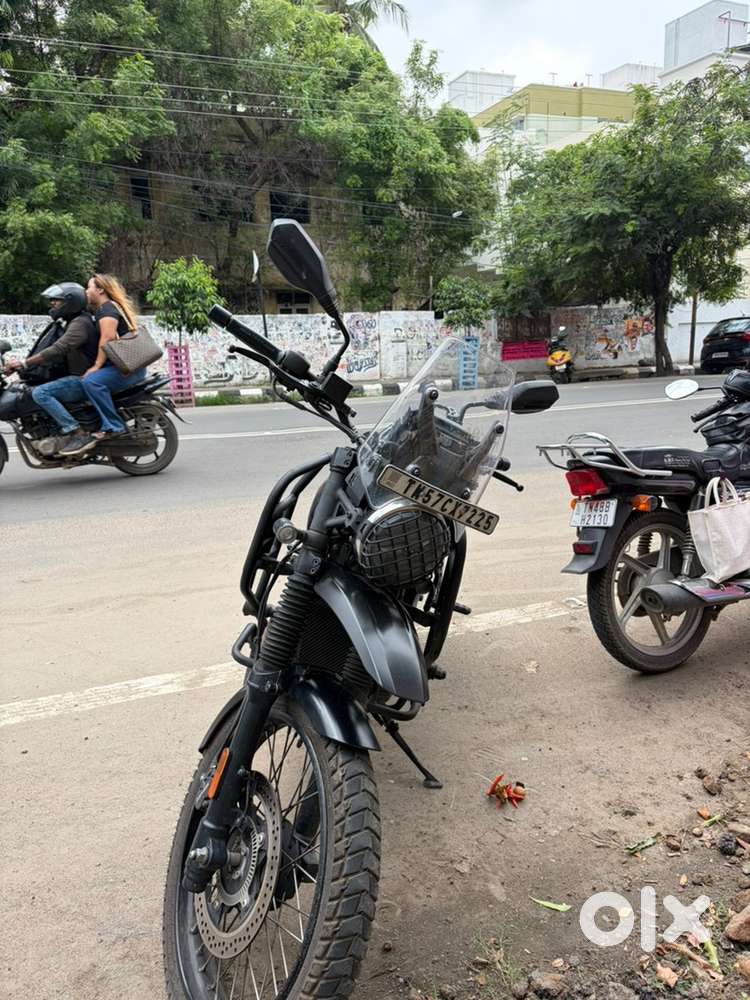 Yezdi adventure black