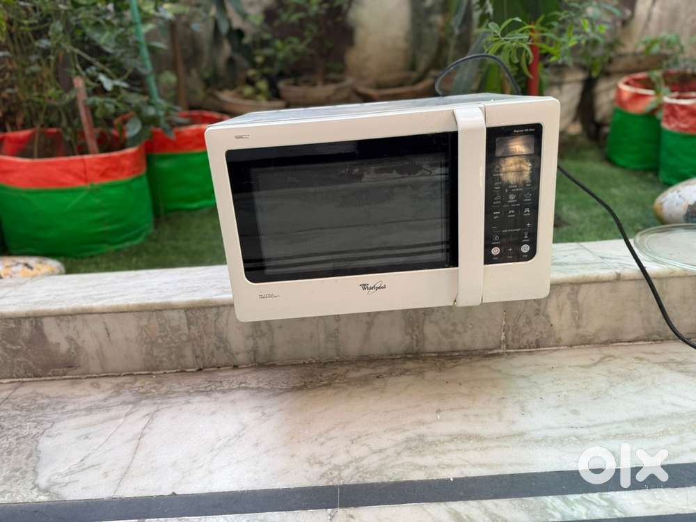 Microwave oven in good working condition