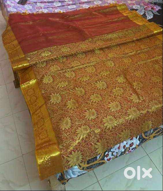 ஜரிகை டிசைனில் முகூர்த்த பட்டுப்புடவை  வாங்கிய விலை இருபத்தி எட்டாயிரம