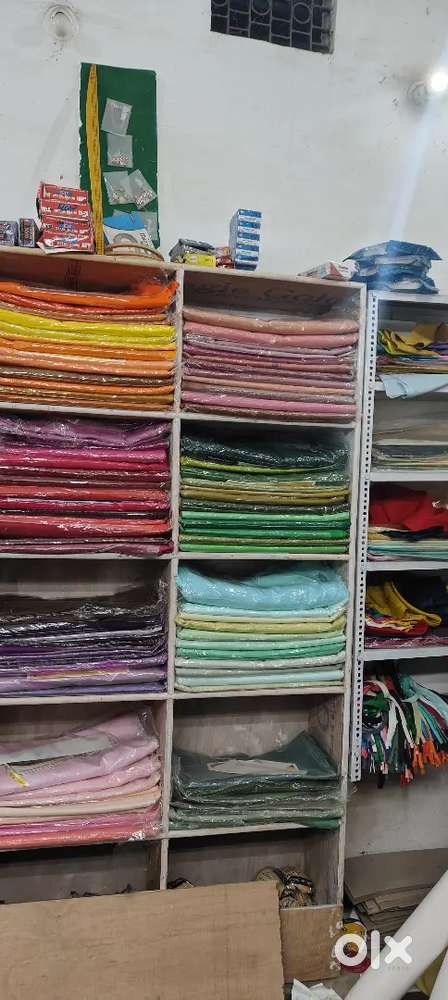 Kpda ka dokan hai hindpri me.  Use me rhni ke liye ladka chaiye