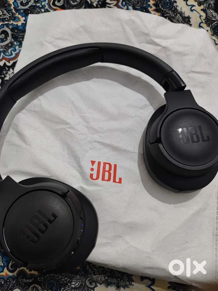 JBL Tune 770NC headphone.