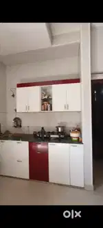 पापड़ी चौराहे से 100 मीटर की दूरी पर 2BHK फ्लैट 3d फ्लोर पर है