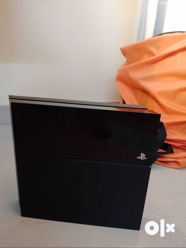 Playstation 4 PS4 with controller Play Station
