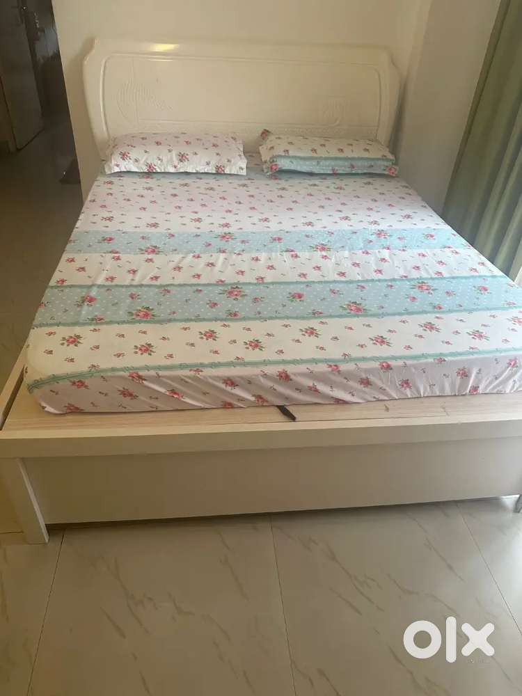 QUEEN SIZE HYDRAULIC BED with mattress
