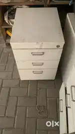 Loacker for pedestal
