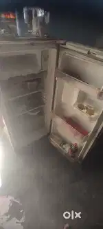 Samsung fridge 165 litre bilkul okay condition mein hai