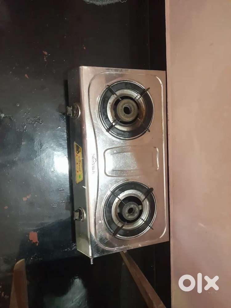 Gas stove in good condition. No damages