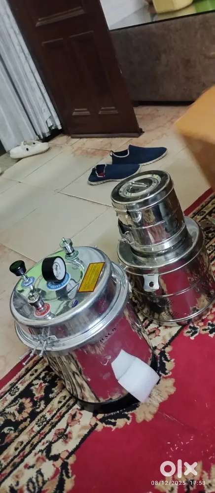 Auto clave , new and good condition no scratches pure new condition