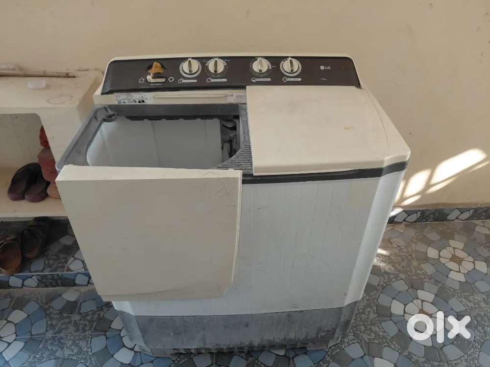 LG SEMI AUTOMATIC WASHING MACHINE