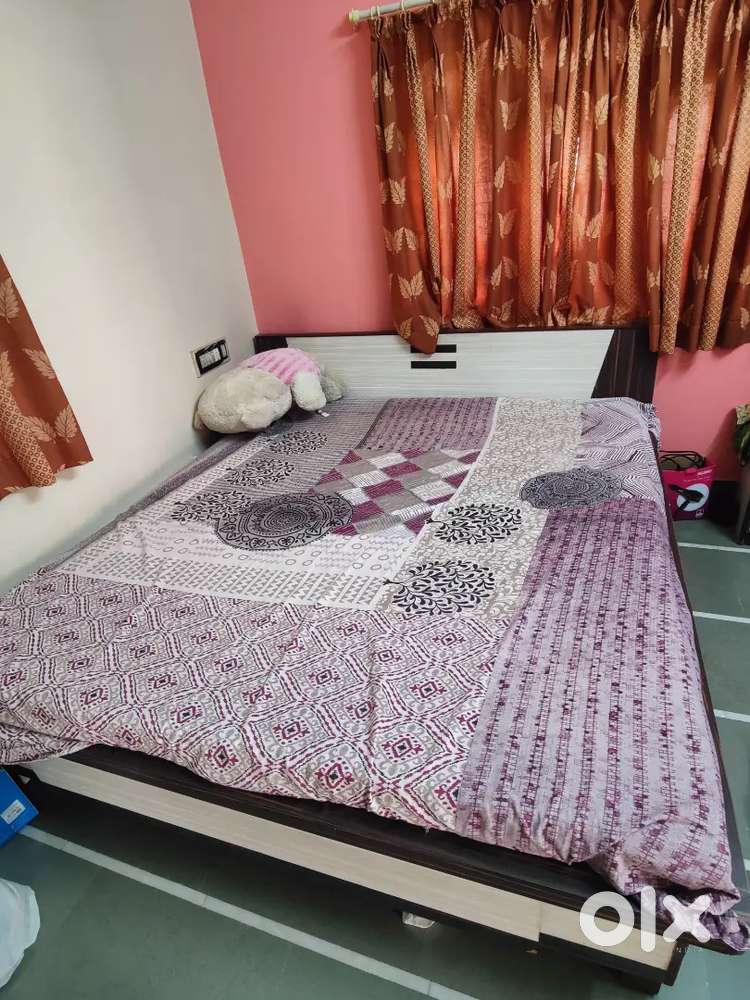 double bed with bedsheet aapva no che