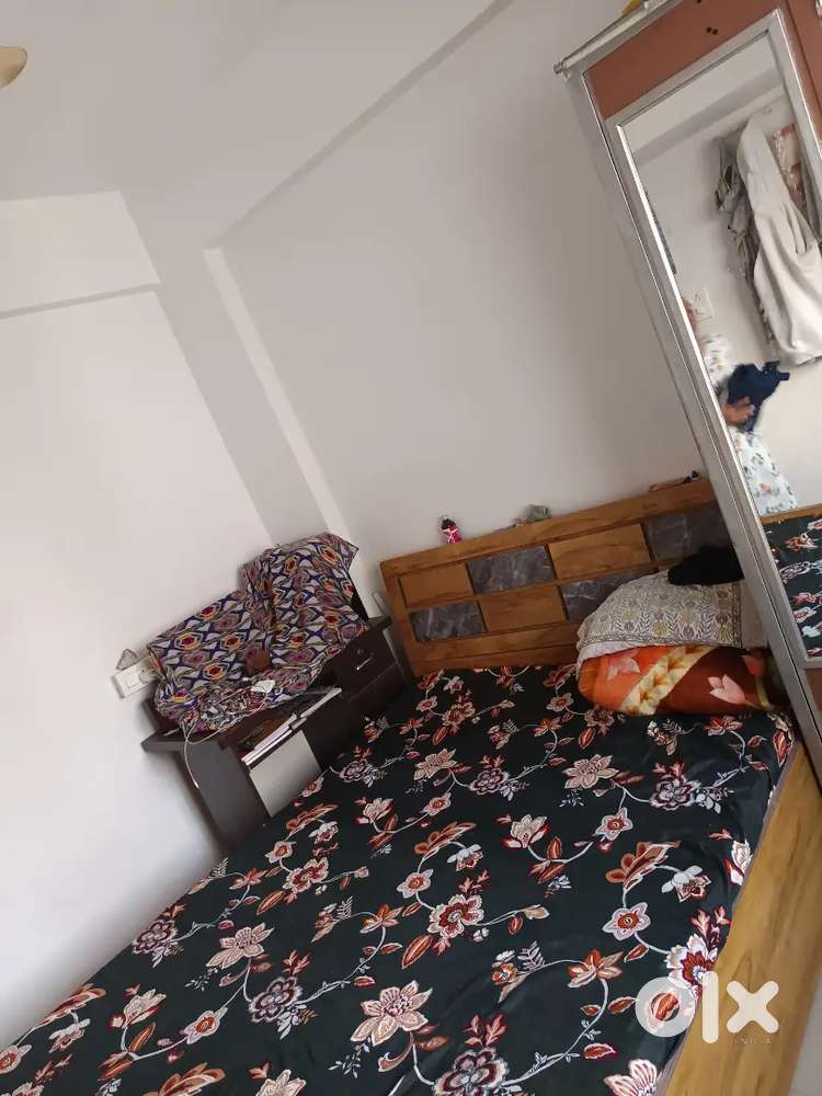 530 sq f.t 1 bhk flat lift/water/24 hrs availble