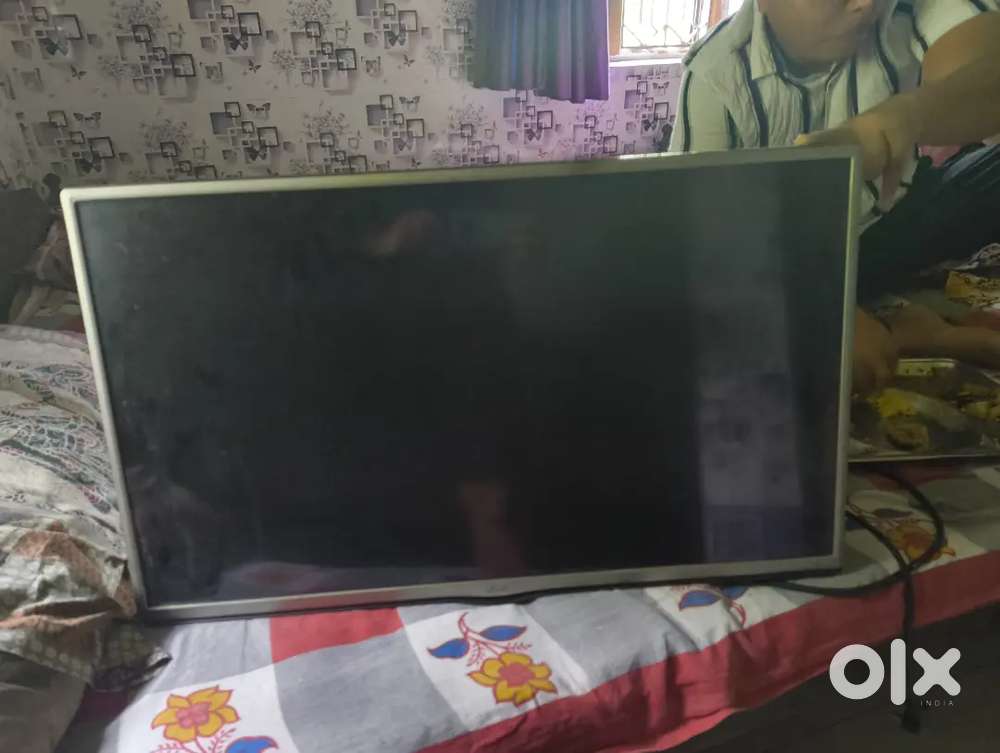 lg 32 inch Led tv with wall mount stand