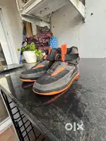 High-top sneakers (unused)