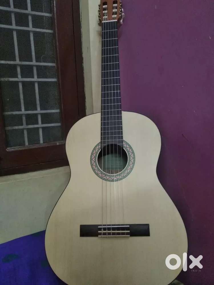 Yamaha C-40 guitar in bestest condition selling due to time problem