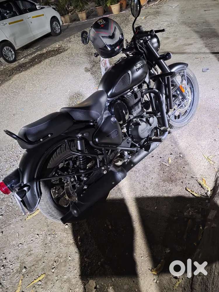 Royal Enfield classic 350 stealth black 2025 just 1000 kms done