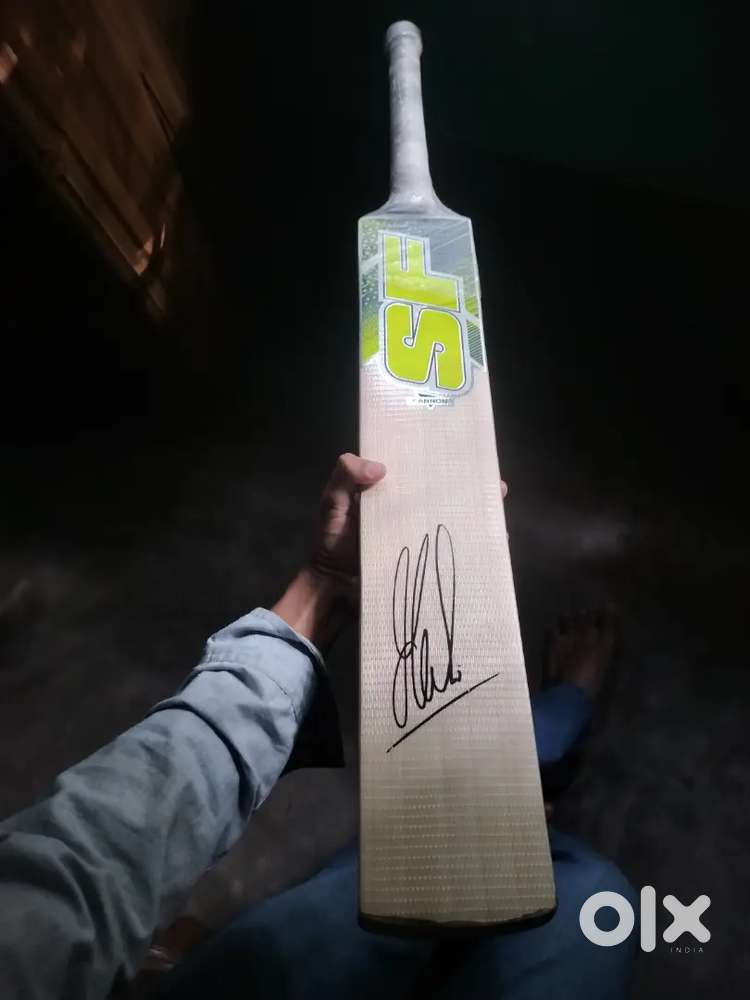 Dhoni's original signatures