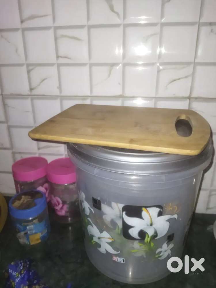 Kitchen ke bartan aur cilynder bechna hai paise ki jarurat hai