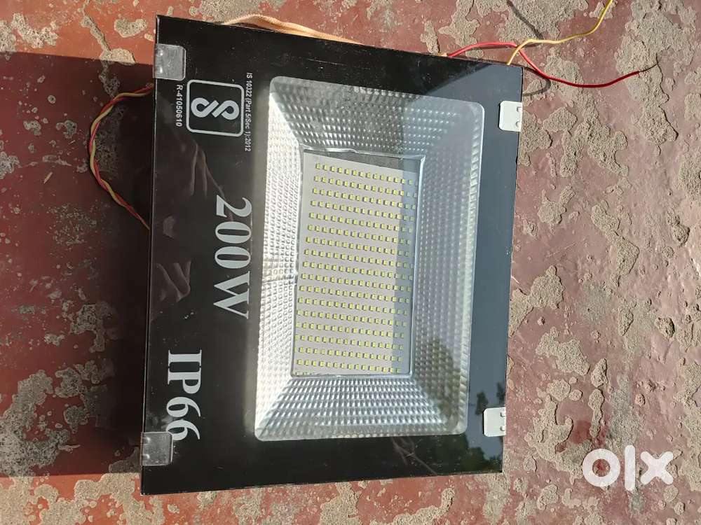 200 watt LED Rs 350 new hai dibbe me pack jitni chiye mil jayengi