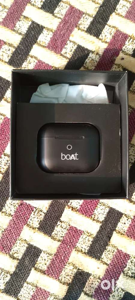 Boat earbuds in very new condition with bill box all