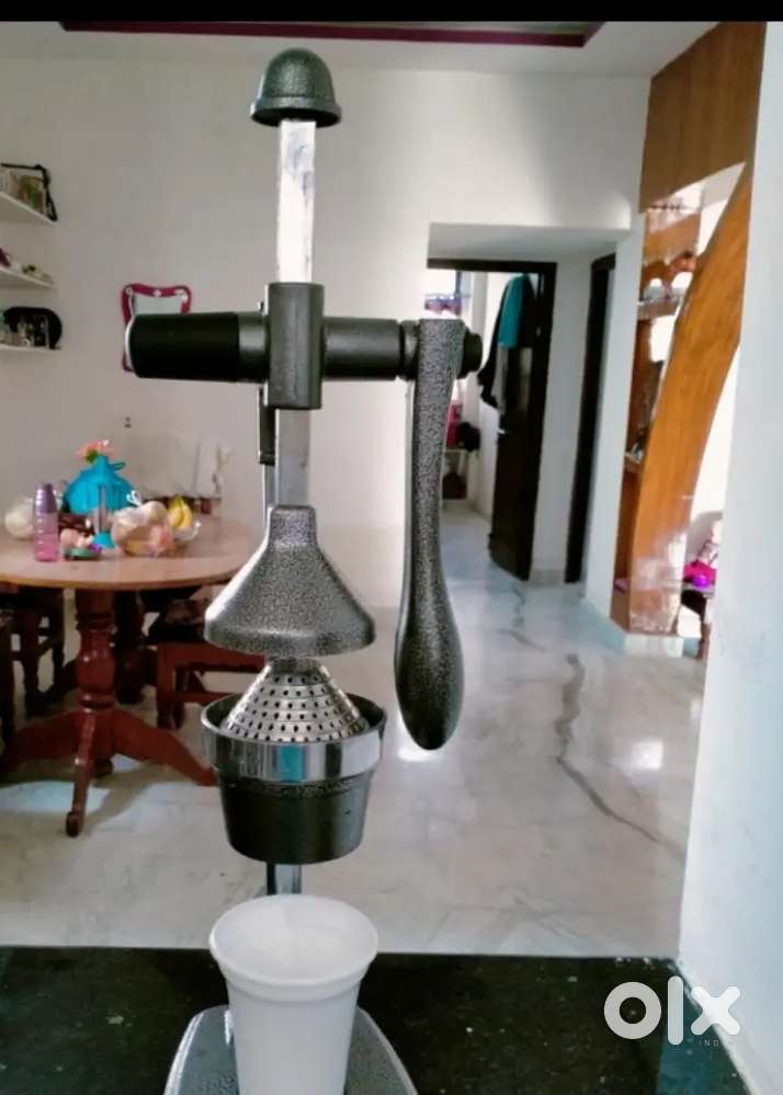 Hand press juice machine